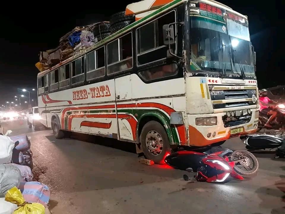 un car qui aurait eu des problèmes de freinage fonce sur deux motocyclistes (pas de victimes)