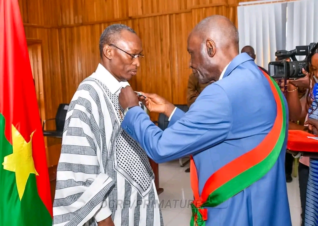 Burkina Faso le Premier ministre, Apollin Kyélèm de a été élevé à la dignité de Grand Officier de l'Ordre de l'Étalon.