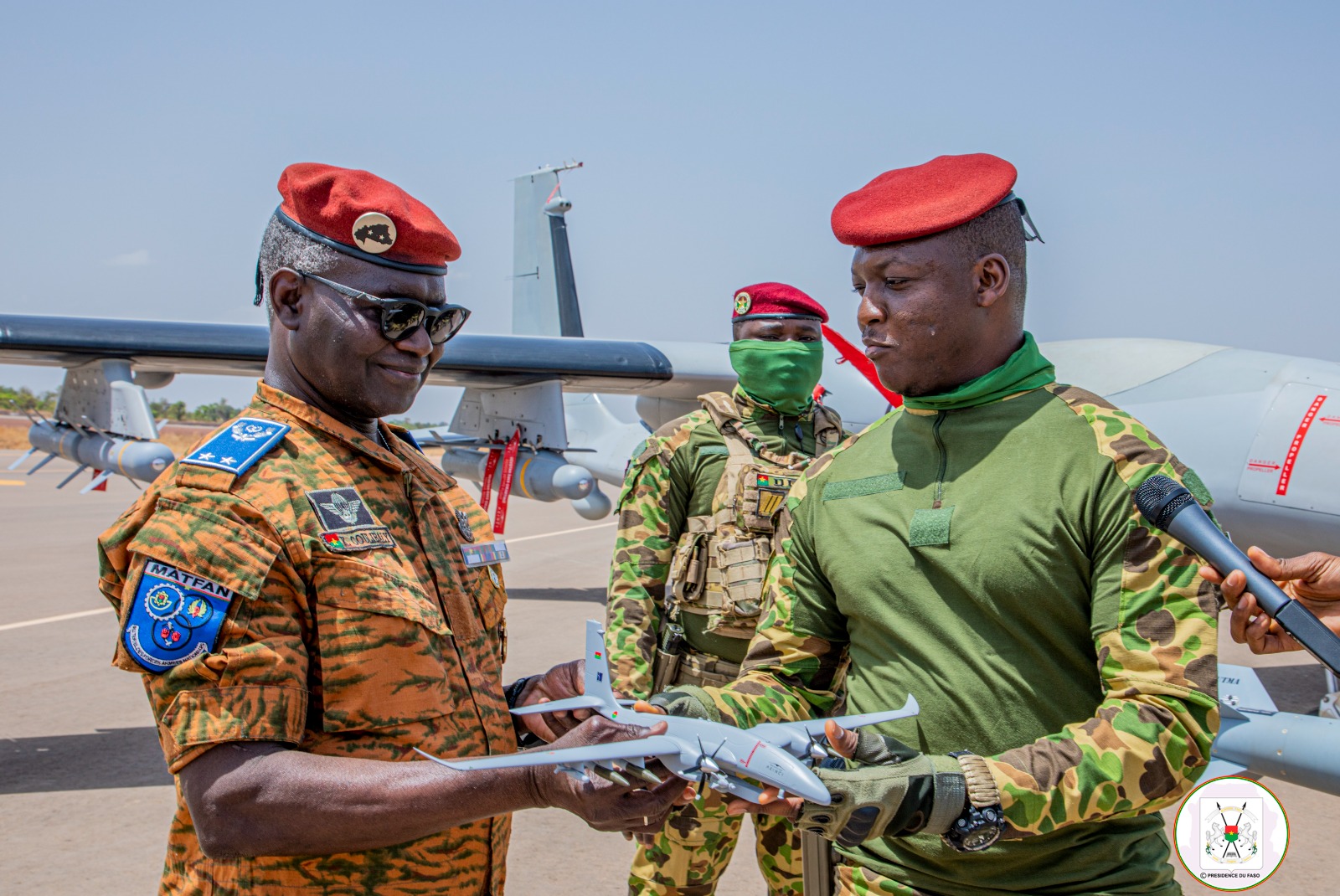 Reconquête du territoire : le Chef de l’Etat remet des vecteurs aériens aux forces armées nationales