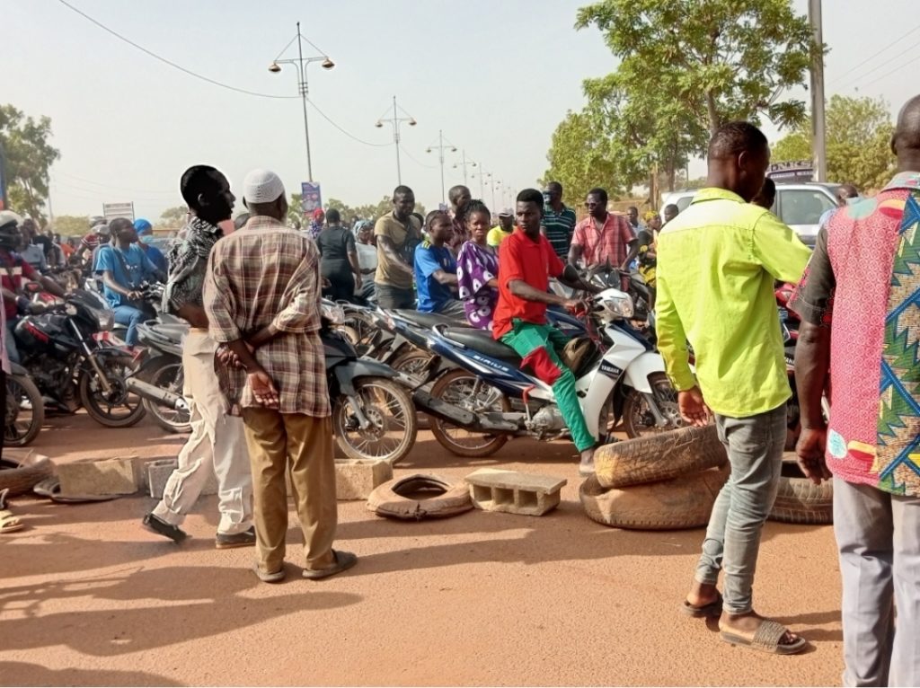 Ouagadougou : Les habitants du quartier Nagrin crient leur ras-le-bol suite à la lenteur du bitumage d’une voie